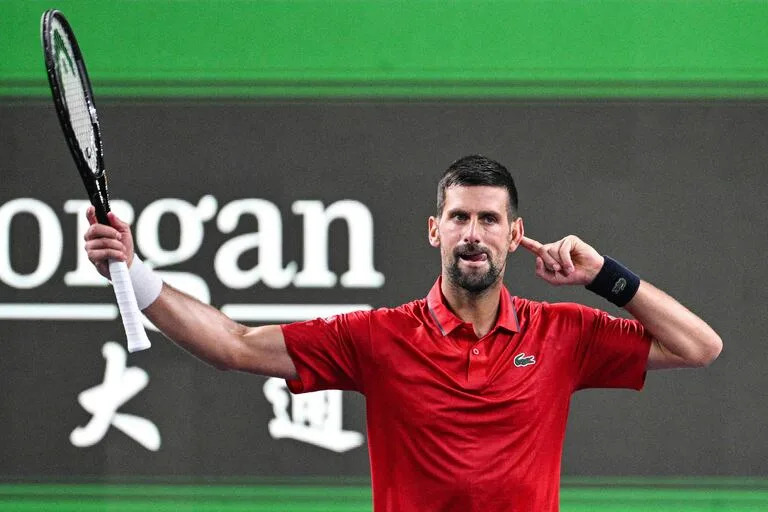 Novak Djokovic queriendo escuchar a los fanáticos suyos en Shanghai, tras la reñida victoria ante Yannick Hanfmann, 150° del mundo