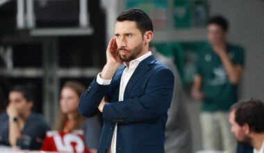 Carbajal, con gesto serio durante el partido ante el Caja 87.