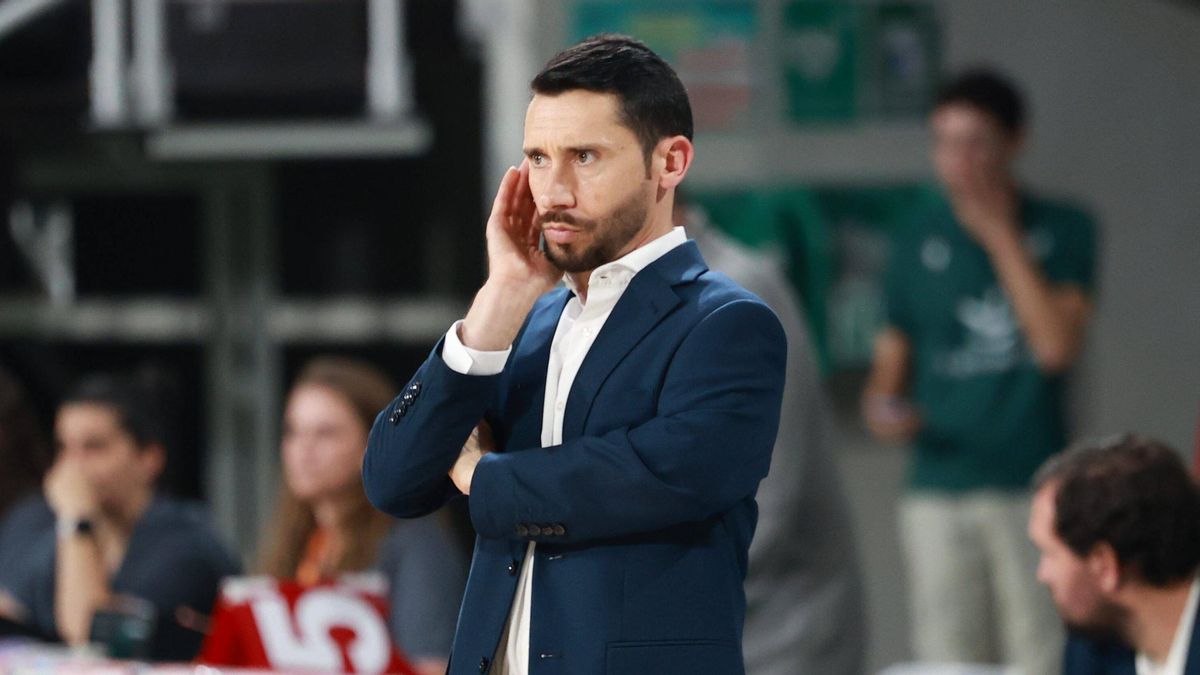 Carbajal, con gesto serio durante el partido ante el Caja 87.