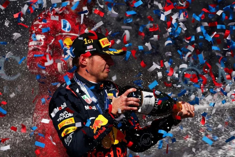 Max Verstappen celebra en Austin: cada vez está más cerca de los MacLaren en el campeonato