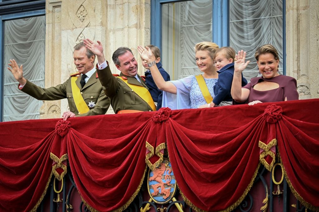 Los Grandes Duques de Luxemburgo con sus hijos y María Teresa y Enrique de Luxemburgo saludan desde el balcón