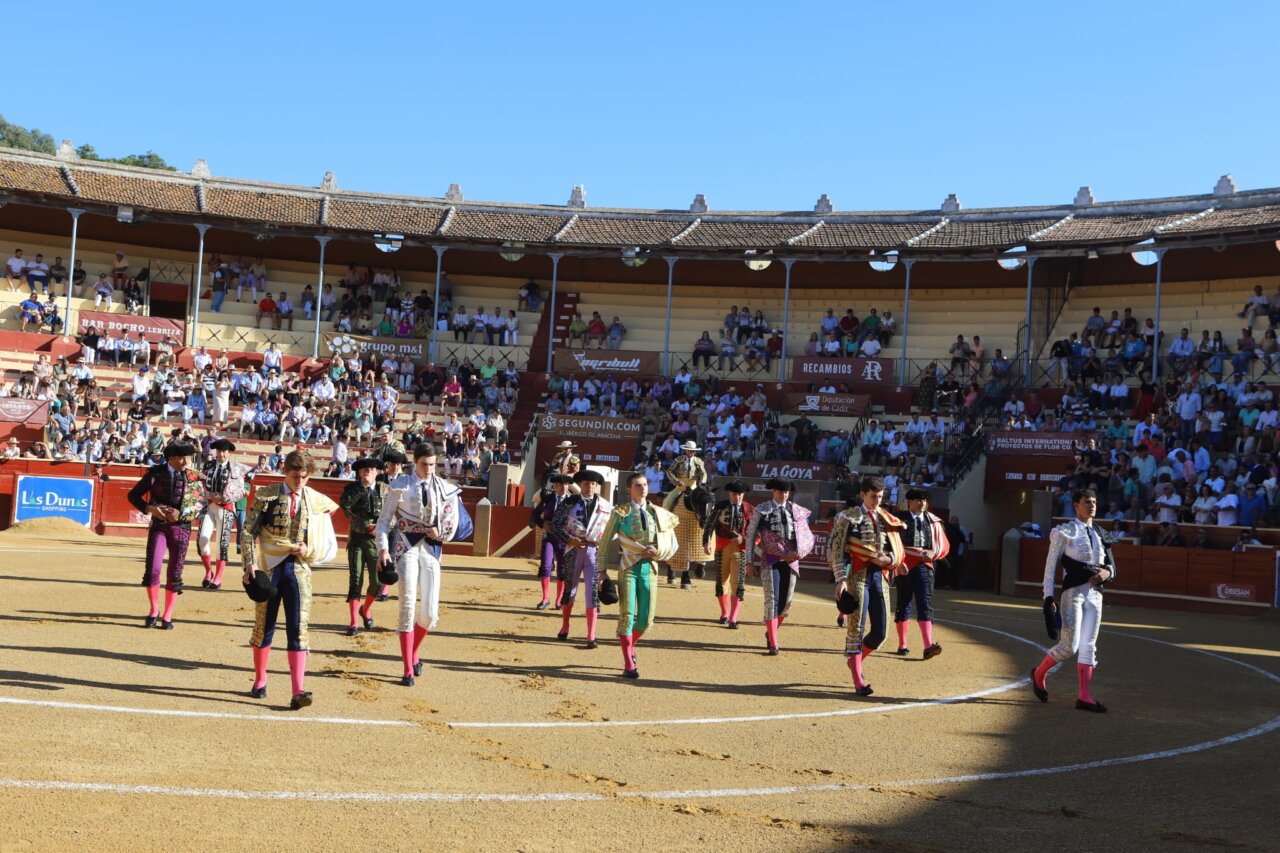 Bastos abre la final de Sanlúcar paseando dos orejas de un buen Fuente Ymbro
