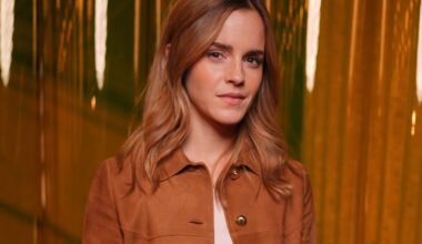 Emma Watson reaparece y hace una entrada icónica en el desfile de Miu Miu en París