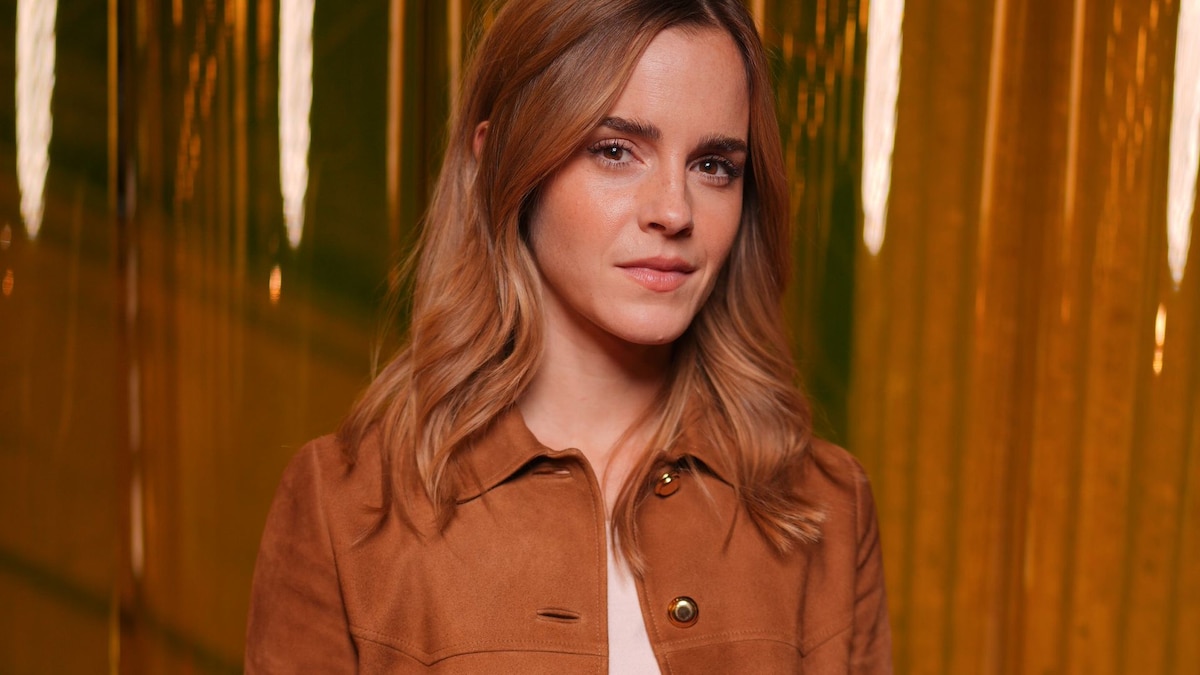 Emma Watson reaparece y hace una entrada icónica en el desfile de Miu Miu en París