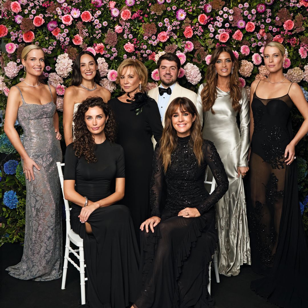 De izquierda a derecha, los premiados: de pie, Lady Eliza Spencer, con vestido gris de Er­manno Scervino; Tamara Falcó; Alberta Ferre­tti; Jorge Redondo; Sara Carbonero, de largo y plata por Ferretti; Lady Amelia Spencer, con un diseño de encaje negro de Ermanno Scervino, y sentadas, Rebecca Donaldson, muy minimalista de Alaïa, e Isabel Jiménez, de Claro Couture, posan en el palacio de Santa Coloma