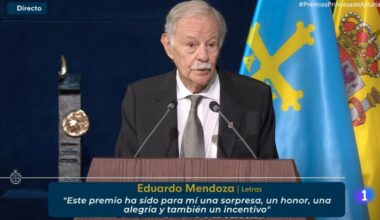 El comentario de Eduardo Mendoza, muy a su estilo, que saca una sonrisa a Felipe VI