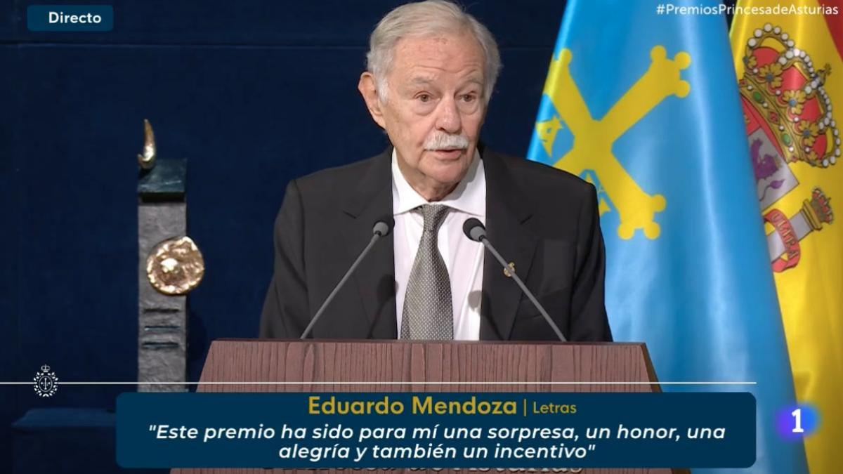 El comentario de Eduardo Mendoza, muy a su estilo, que saca una sonrisa a Felipe VI