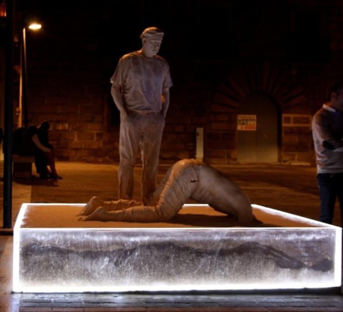 Obra original de Antonio Morán y su hijo en Plasencia, en la plaza de Ansano.