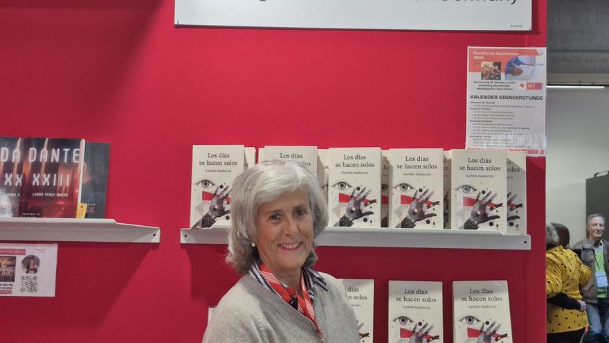 La escritora vizcaina Garbiñe Salaberria presenta 'Los días se hacen solos' en la Feria del Libro de Frankfurt