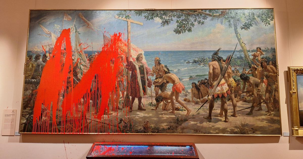 Dos activistas de Futuro Vegetal lanzan pintura biodegradable sobre un cuadro de Colón en el Museo Naval de Madrid