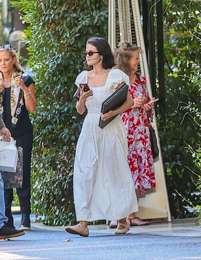 Selena Gomez lució un favorecedor vestido blanco en su primera aparición como recién casada.