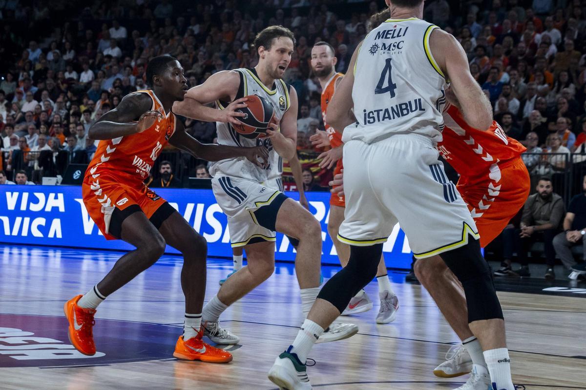 Omari Moore, en una acción defensiva ante el Fenerbahçe.