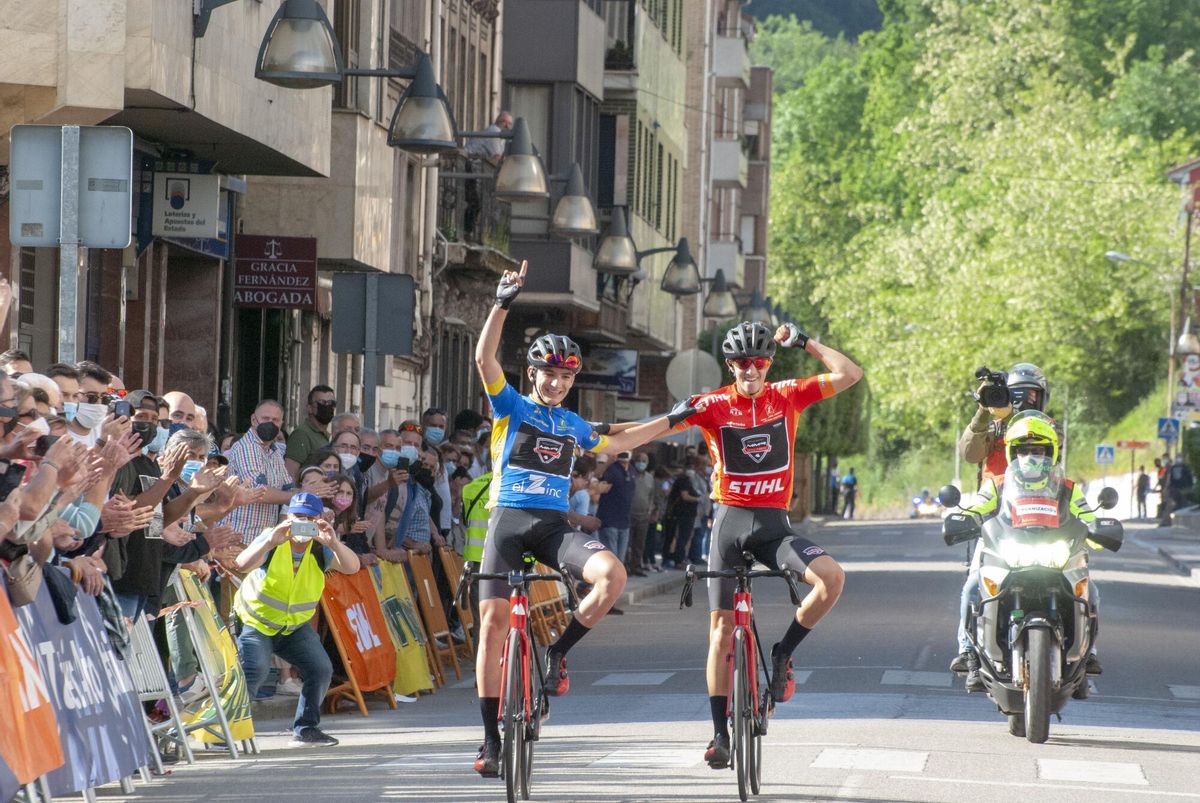 Los asturianos Samuel Fernández Heres, a la izquierda, y Samuel Fernández García, acabando primero y segundo, respectivamente. CICLISMO. JUNIOR. VUELTA A LA MONTAÑA CENTRAL