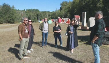 Javier Varela, a la derecha de la imagen, explica sus trabajos de repintado ante las obras en O Rexo.