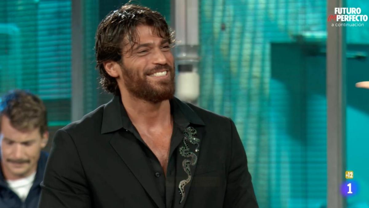 El actor Can Yaman dice que aprendía español gracias a 'La Revuelta', y lo que suelta sobre Broncano genera risa unánime en el plató