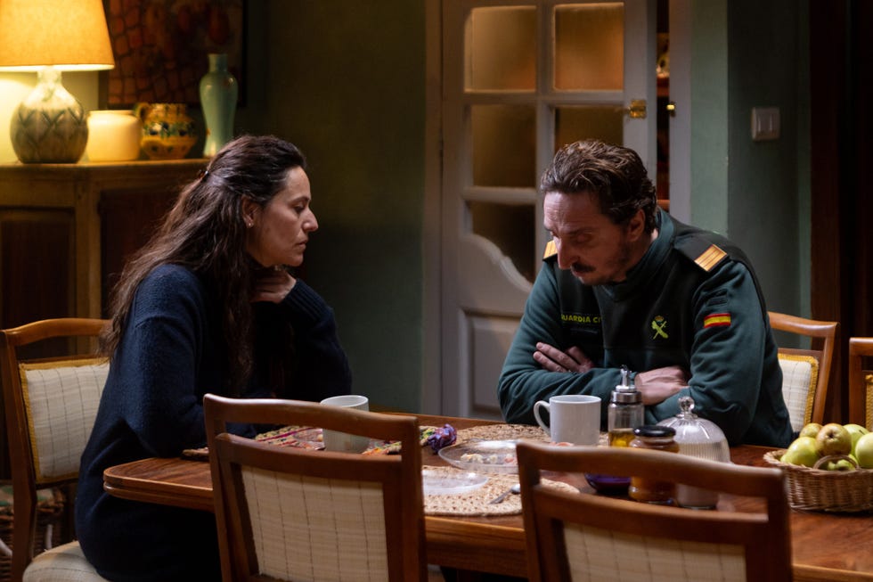 el cuco de cristal serie netflix tziar ituno como marta e ivan massage como rafael en el episodio 6 el cuco de cristal