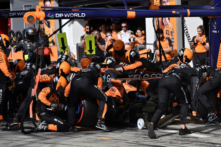 El equipo McLaren trabaja en el pitlane (Foto: Reuters).