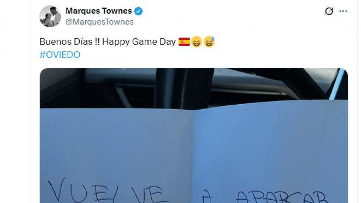 Enseña la nota que le ha dejado un vecino en el coche por aparcar en su plaza de garaje