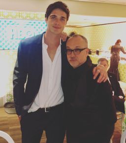 Jacob Elordi y Juan Carlos Arciniegas.
