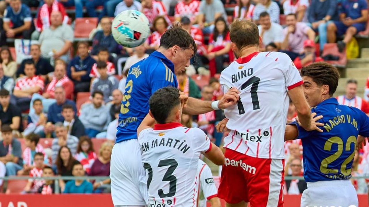 El Real Oviedo gana oxígeno en el descuento tras rozar la debacle - La Voz de Asturias