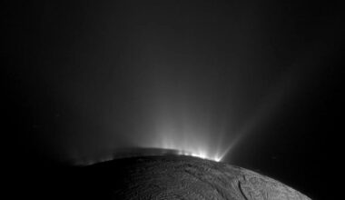 Nuevas pruebas confirman que Encélado, una de las lunas de Saturno, alberga condiciones para la vida