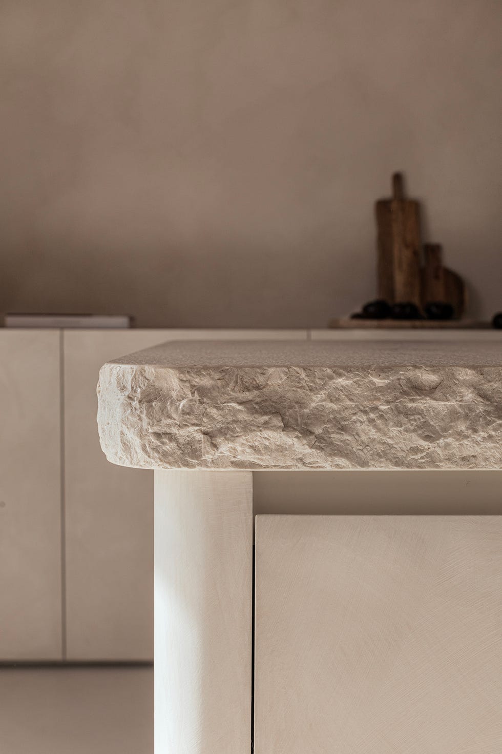 una casa de campo en piedra, blanco y madera con decoracion minimal