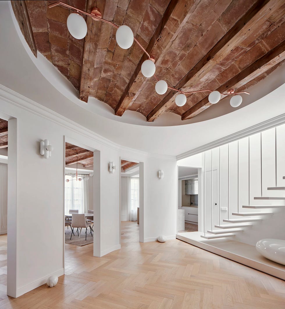 casa con paredes blancas y escalera metalica de estudio cometa casa con paredes blancas y escalera metalica de estudio cometa