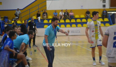 Entrenador Oriol Ferré dirigiendo a su equipo de balonmano en el partido.