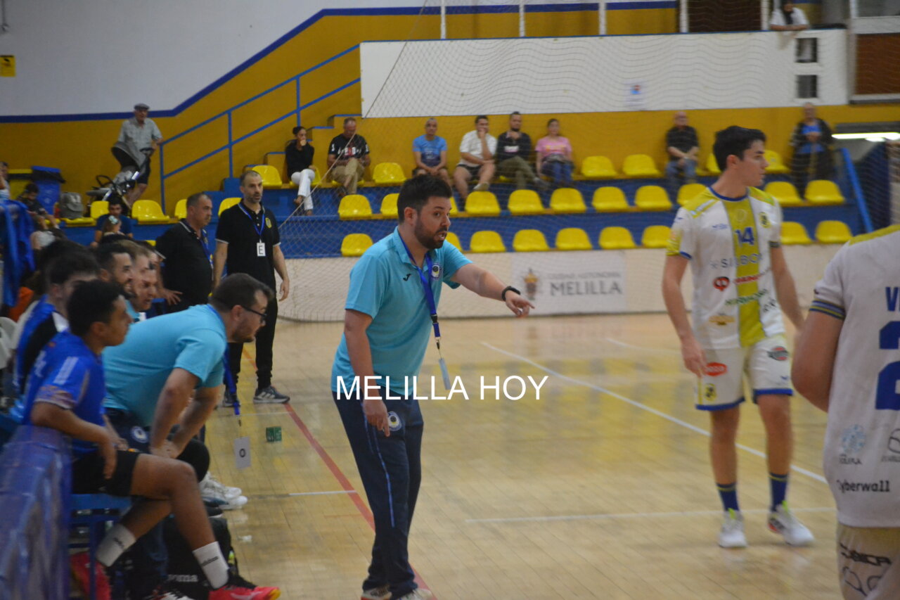 Entrenador Oriol Ferré dirigiendo a su equipo de balonmano en el partido.