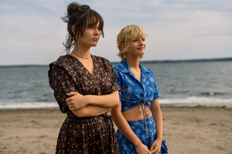 dos protagonistas de eramos mentirosos en la playa