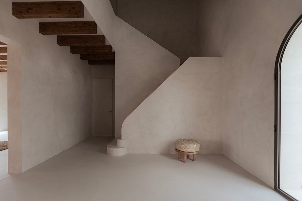 una casa de campo en piedra, blanco y madera con decoracion minimal