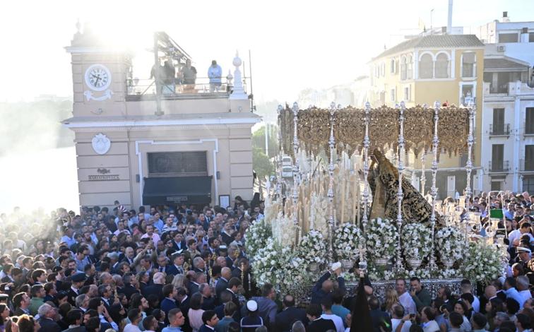 Imagen principal - Imágenes del traslado de la Esperanza de Triana a la Catedral