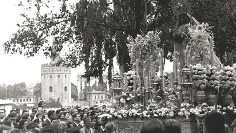 La Virgen de la Esperanza recorrió las calles de Triana el 1 de noviembre de 1950 con motivo de la proclamación del dogma de la Asunción por el Papa Pío XII