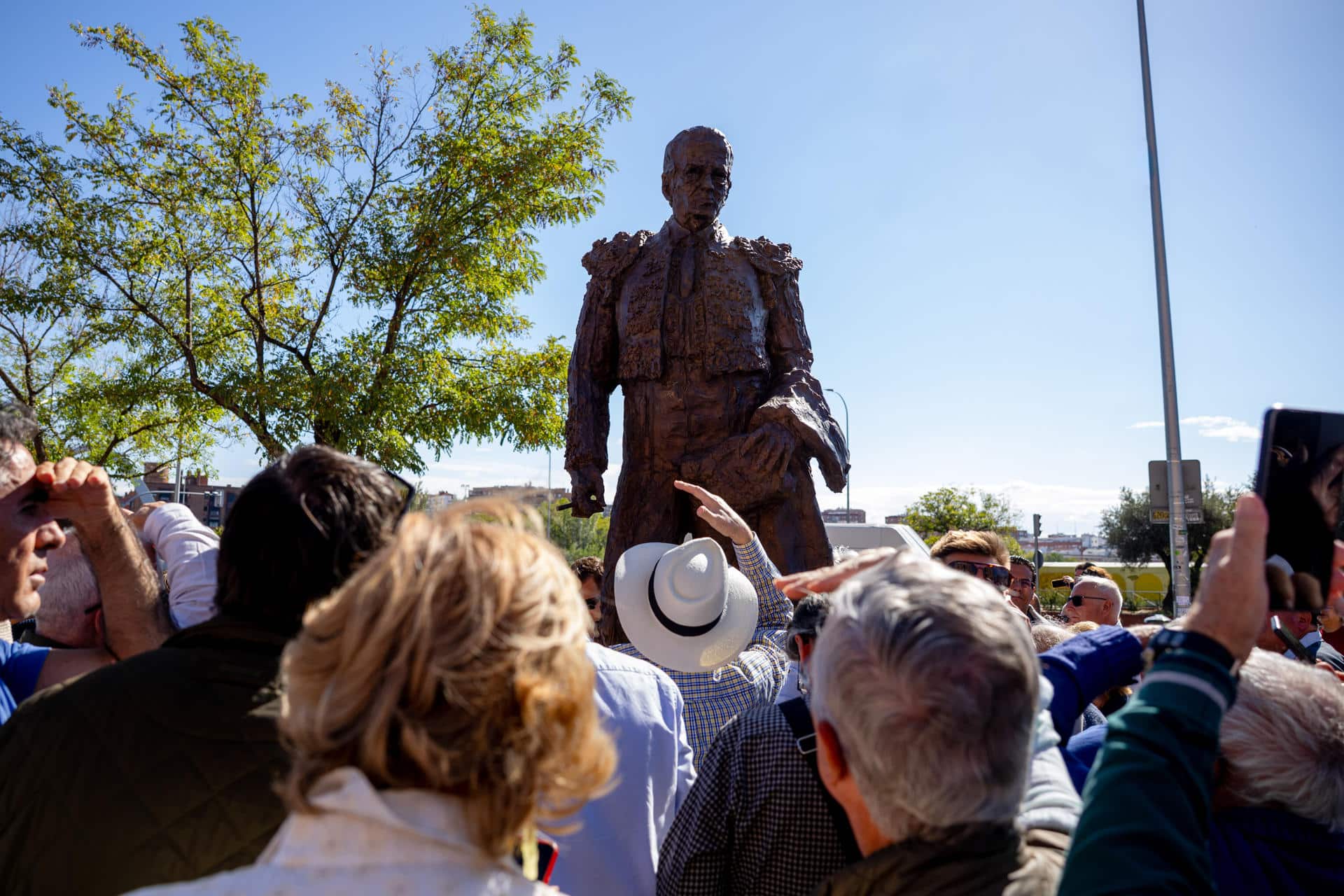 Asistentes al descubrimiento del Monumento a Antoñete, este sábado frente a la puerta grande de Las Ventas.