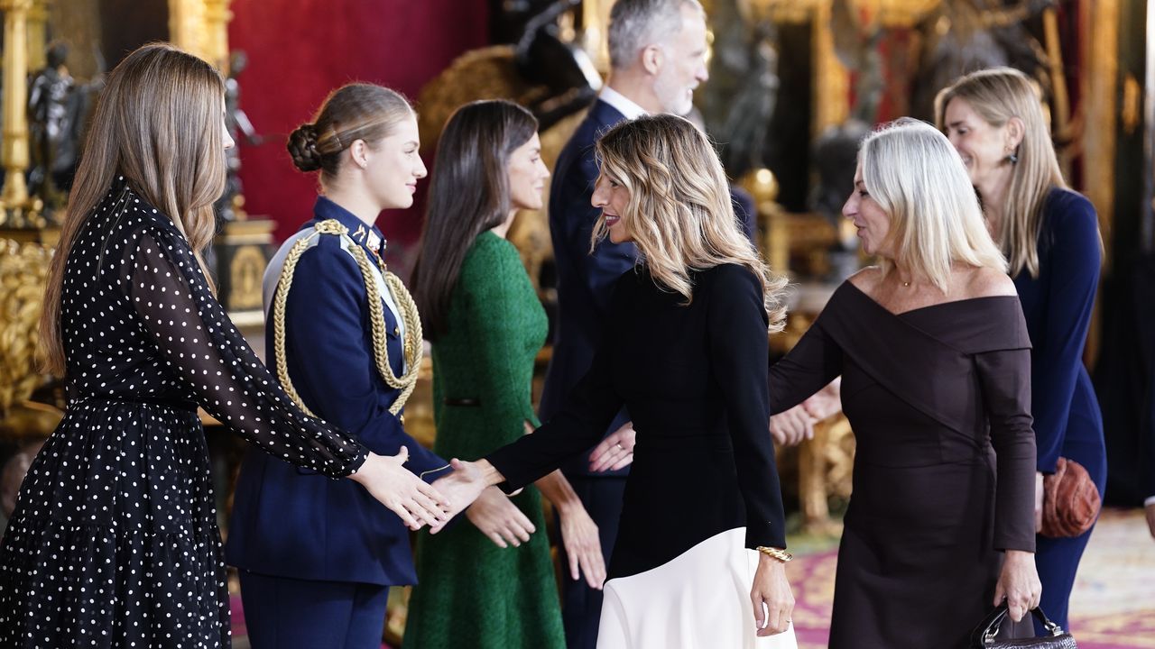 De Yolanda Díaz a la hermana de Miguel Ángel Blanco, la firma pontevedresa Coosy viste a las mujeres del besamanos real - La Voz de Galicia