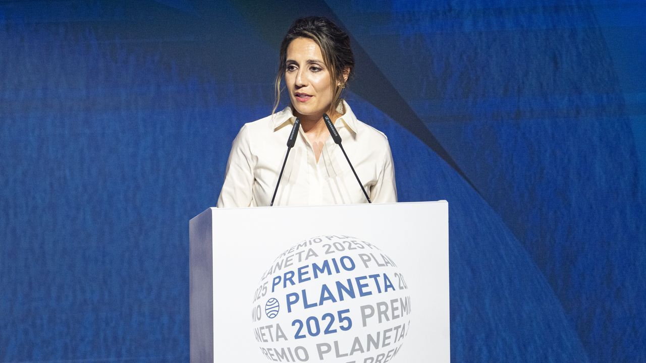 ¿Quién es Ángela Banzas, la escritora santiaguesa finalista en el premio Planeta?