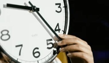 ¿se adelanta se atrasa el reloj? ¿amanece antes o después?