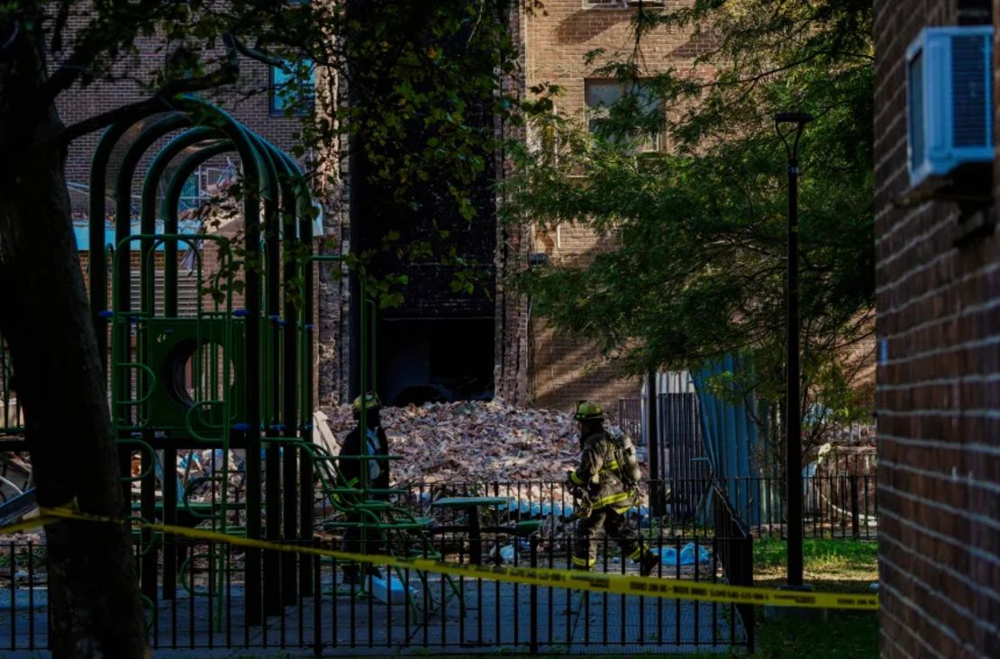 Los bomberos trabajan cerca del lugar del derrumbe parcial de un edificio en el Bronx, Nueva York, el miércoles.