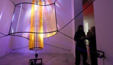 Cachito Vallés invita en el CAAC a reflexionar sobre el tiempo y la belleza en su primera gran exposición individual en un museo