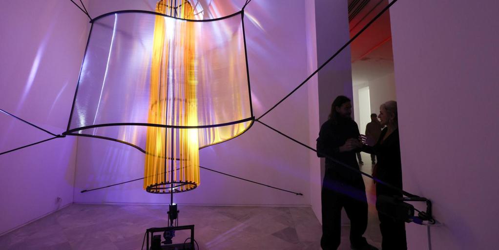 Cachito Vallés invita en el CAAC a reflexionar sobre el tiempo y la belleza en su primera gran exposición individual en un museo