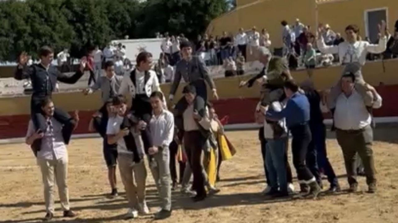 Los cuatro novilleros a hombros en Herencia - Casa Grande