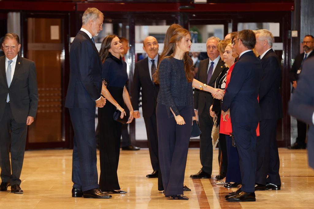 LOS REYES, ACOMPAÑADOS POR SUS HIJAS, PRESIDEN EL TRADICIONAL CONCIERTO EN OVIEDO COMO INICIO DE LOS PREMIOS PRINCESA DE ASTURIAS