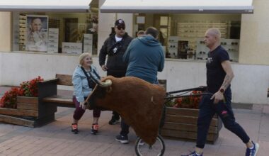 Uno de los miembros de la organización con un carretón dirigiéndose al punto del evento en la plaza de Santa María.