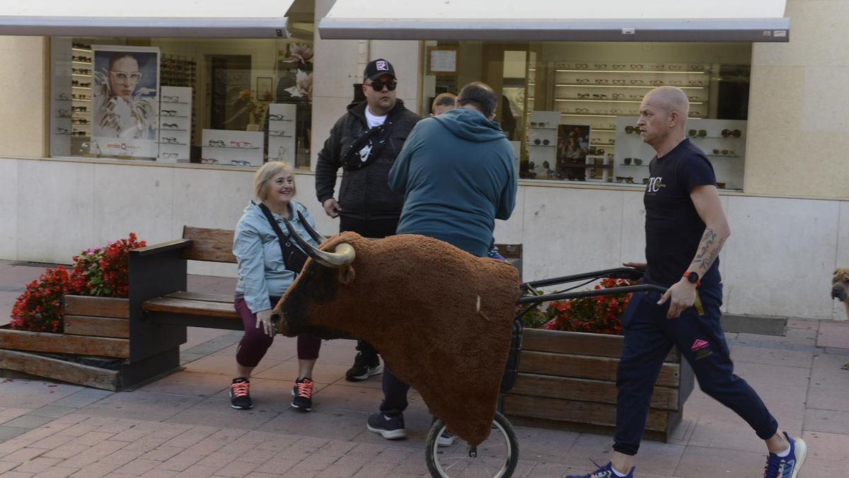 Uno de los miembros de la organización con un carretón dirigiéndose al punto del evento en la plaza de Santa María.