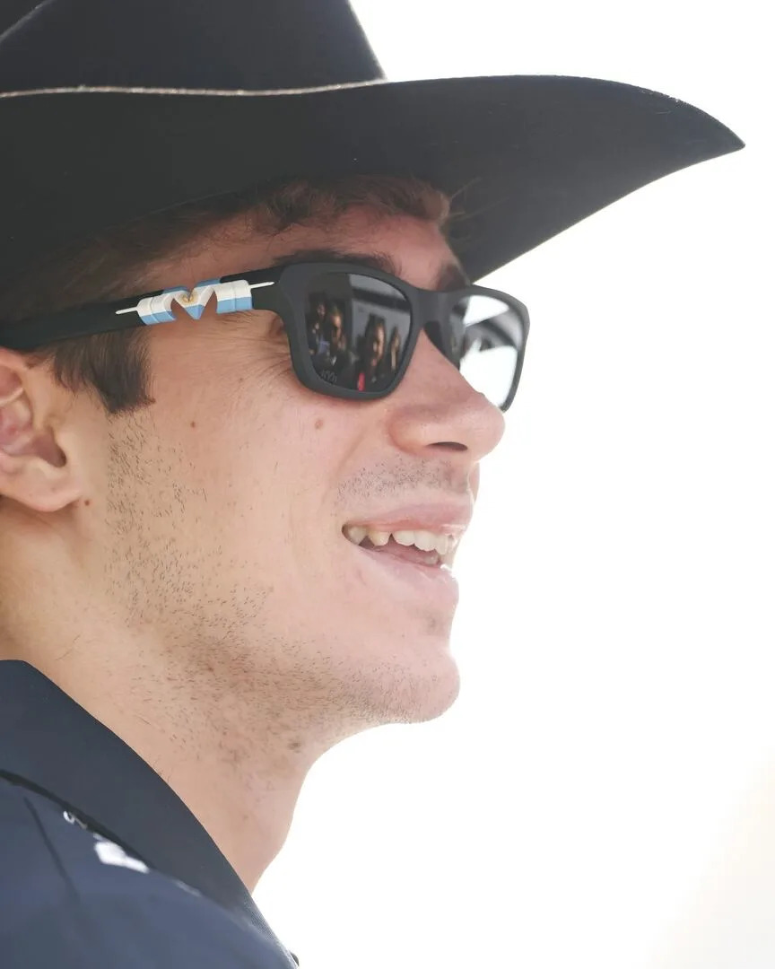 Colapinto con su sombrero vaquero para las redes de la Fórmula 1 (Foto: @f1)