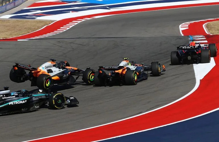 El momento del toque entre Lando Norris y Oscar Piastri, pilotos de Mc Laren, en la carrera sprint de Austin (Texas, Estados Unidos)