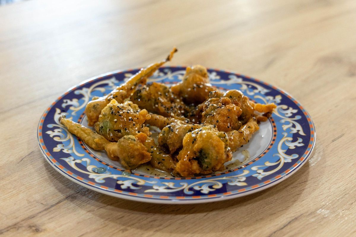 Bimi en tempura con vinagreta de miel y trufa.