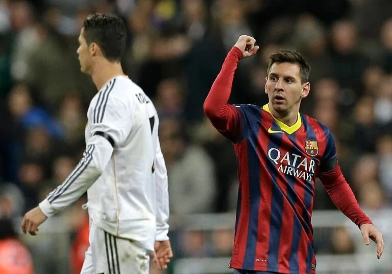 Lionel Messi, festeja ante al portugués Cristiano Ronaldo, de Real Madrid (AP Foto/Paul White, archivo)