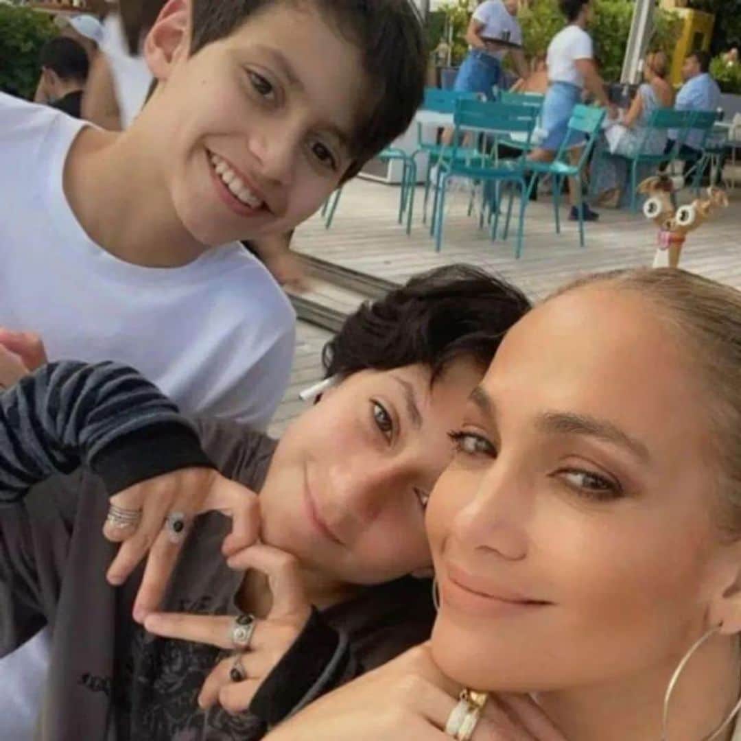 Jennifer Lopez con sus hijos Max y Emme