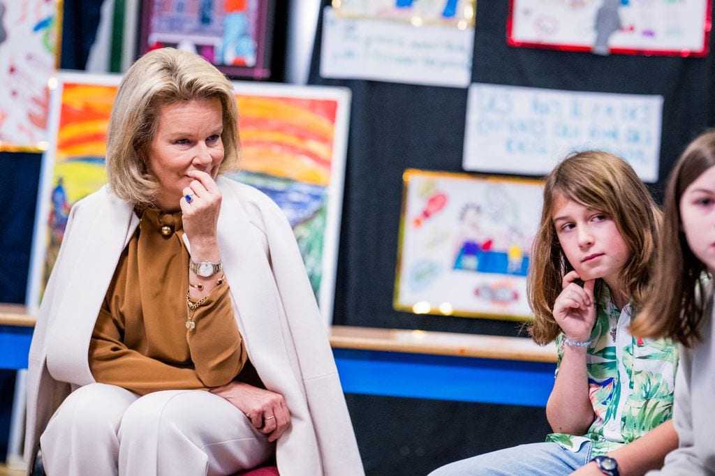 Matilde de Bélgica con un anillo con un zafiro